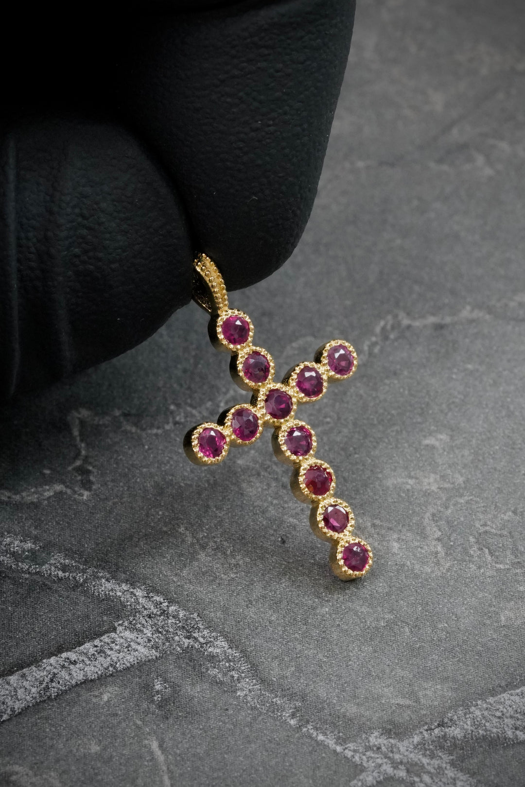 Dije con 62pts de Rubie 1.25gr / 2.5cm / 14.9mm — Oro Amarillo