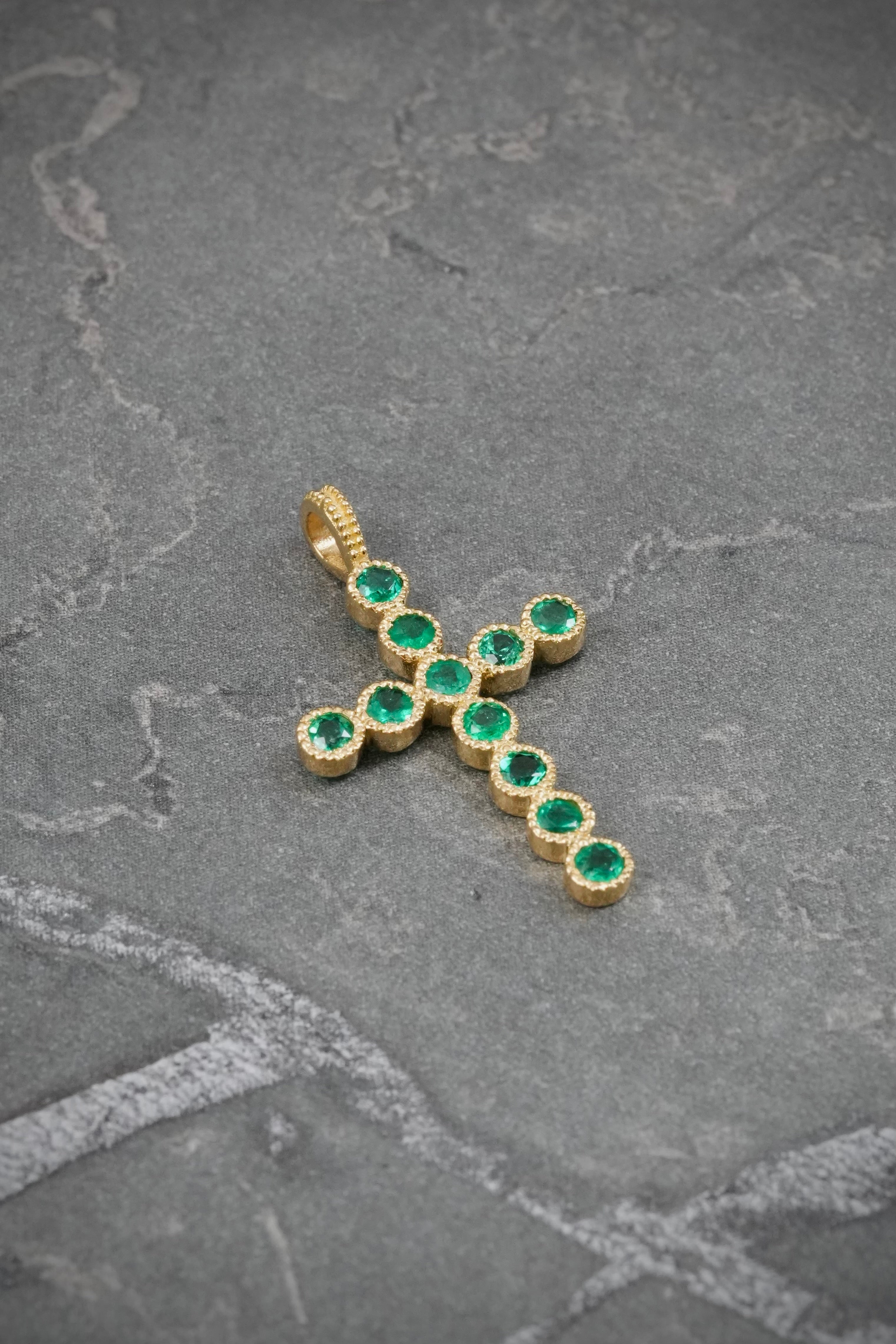 Dije con 43pts de Esmeralda 1.15gr / 2.5cm / 14.9mm — Oro Amarillo