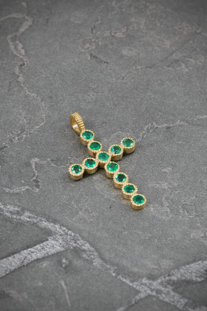 Dije con 43pts de Esmeralda 1.15gr / 2.5cm / 14.9mm — Oro Amarillo