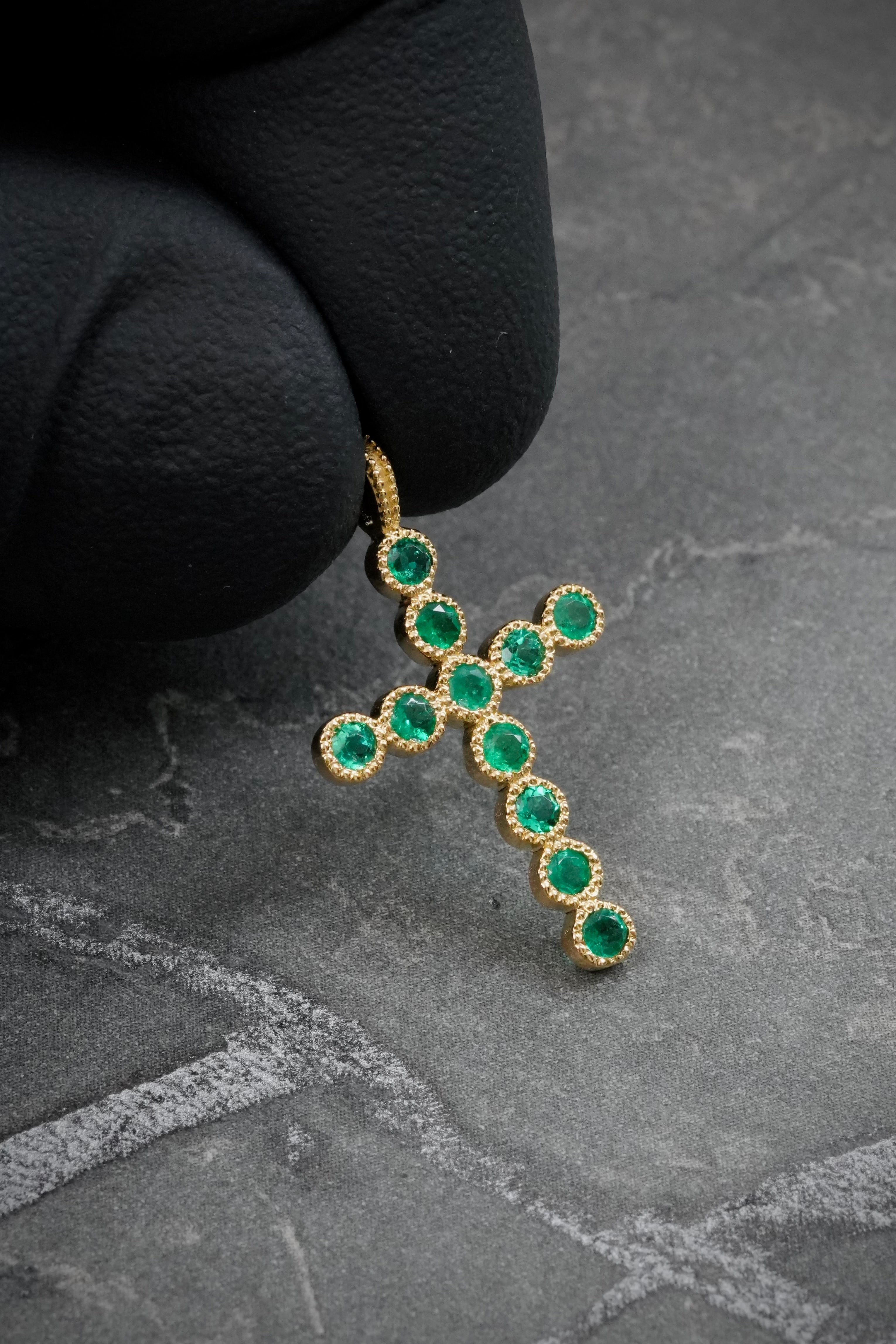 Dije con 43pts de Esmeralda 1.15gr / 2.5cm / 14.9mm — Oro Amarillo