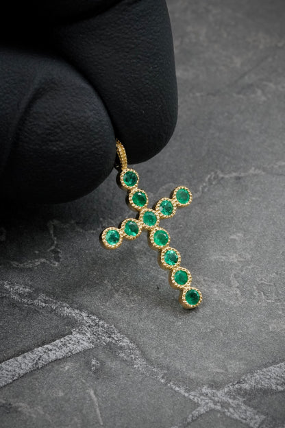 Dije con 43pts de Esmeralda 1.15gr / 2.5cm / 14.9mm — Oro Amarillo