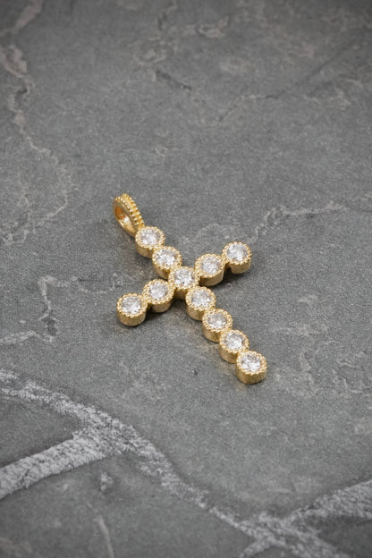 Dije con 43pts de Diamantes 1.2gr / 2.5cm / 15mm — Oro Amarillo