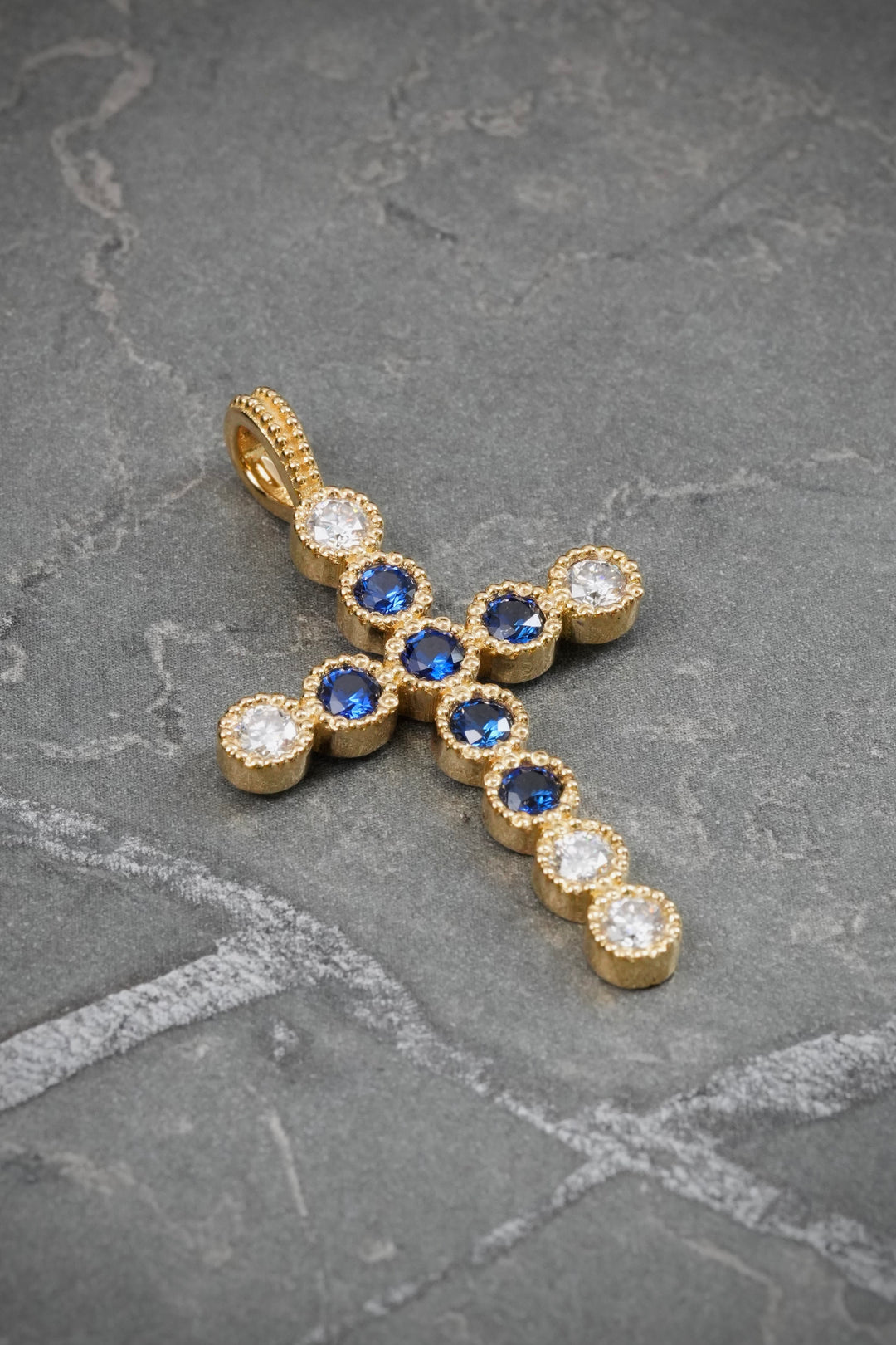 Dije con 133pts de Moissanita Azul y Blanca 4.65gr / 3.7cm / 22.8mm — Oro Amarillo