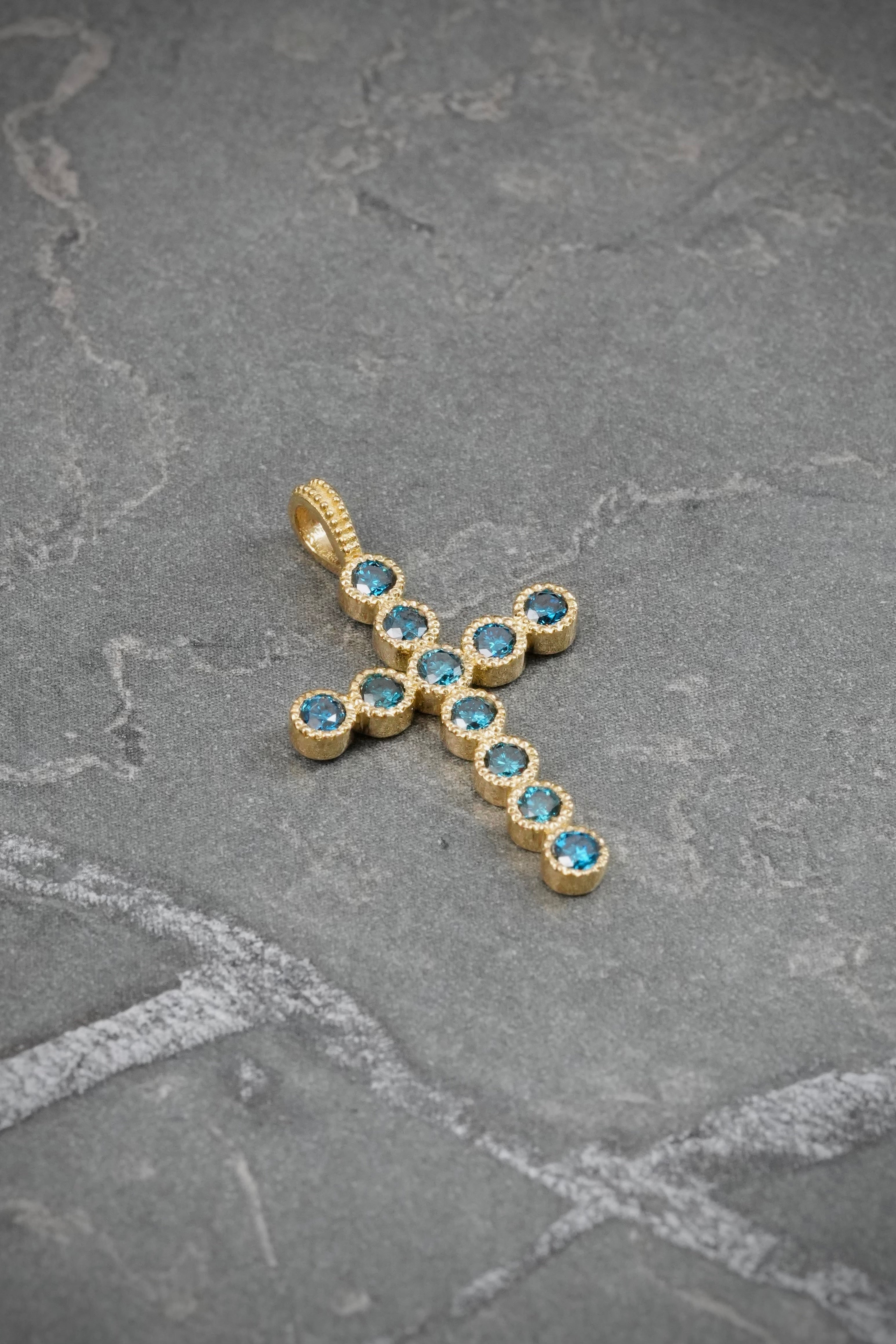 Dije con 46pts de Diamante Azul 1.25gr / 2.5cm / 15mm — Oro Amarillo