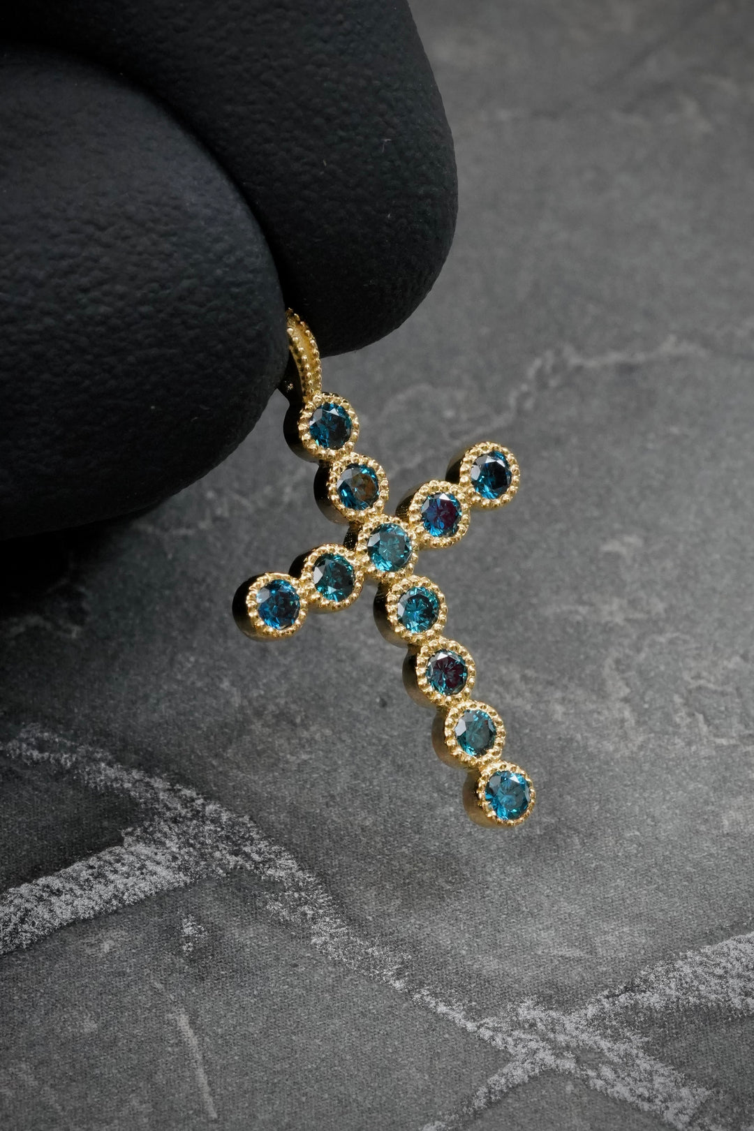 Dije con 46pts de Diamante Azul 1.25gr / 2.5cm / 15mm — Oro Amarillo