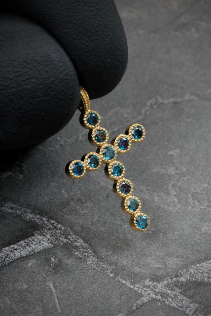 Dije con 46pts de Diamante Azul 1.25gr / 2.5cm / 15mm — Oro Amarillo