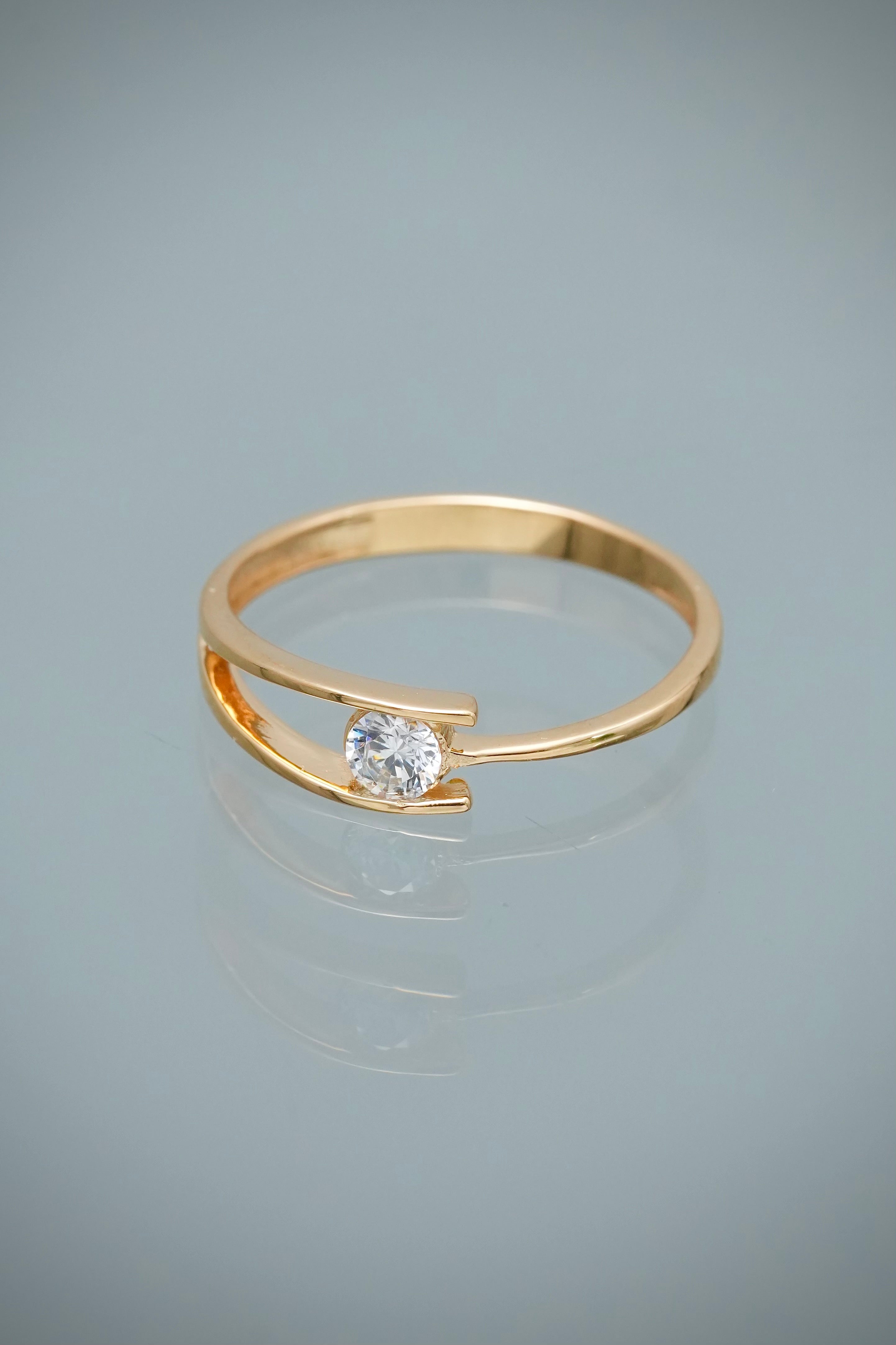 Anillo con Swarovski Blanco 1.6gr / Talla 6 1/4 — Oro Amarillo