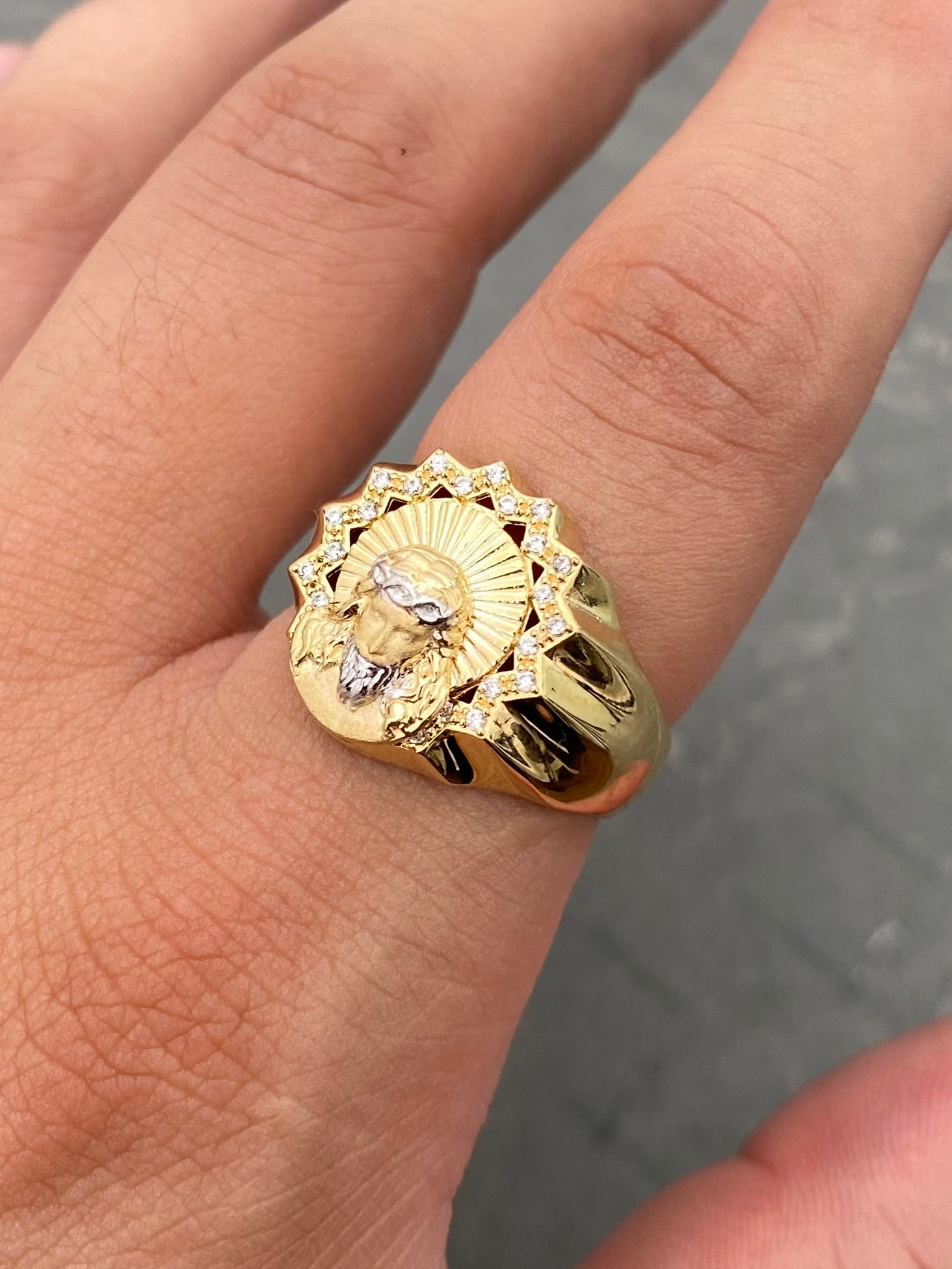 Anillo Rostro de Jesus con Swarovski Blanco 6.2gr / Talla 8 3/4 — Oro Amarillo