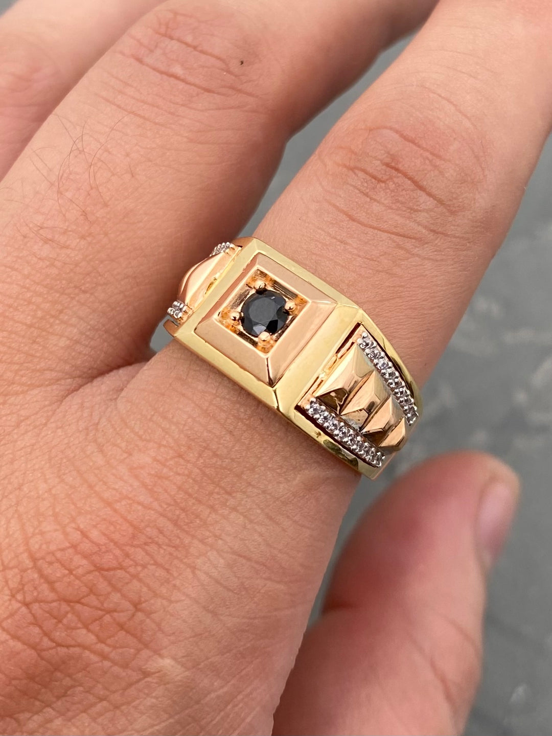 Anillo con Swarovski Negro y Blanco 7.2gr / Talla 9 3/4 — Oro Dos Oros