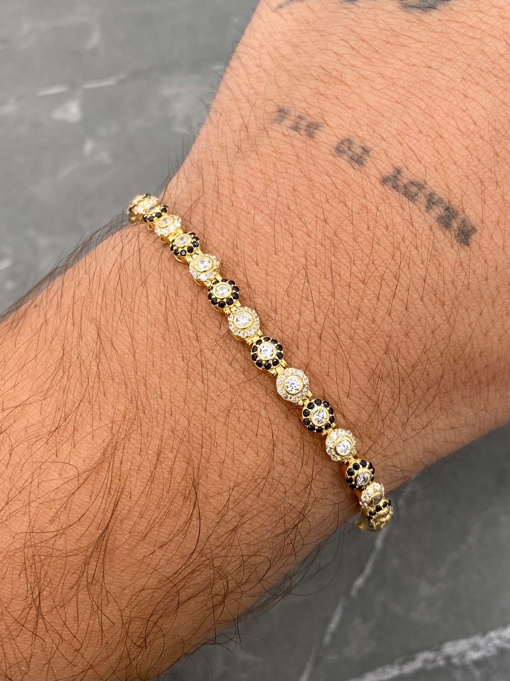 Pulso Tenis con Swarovski Negro y Blanco 10gr / 21cm / 4.4mm — Oro Amarillo