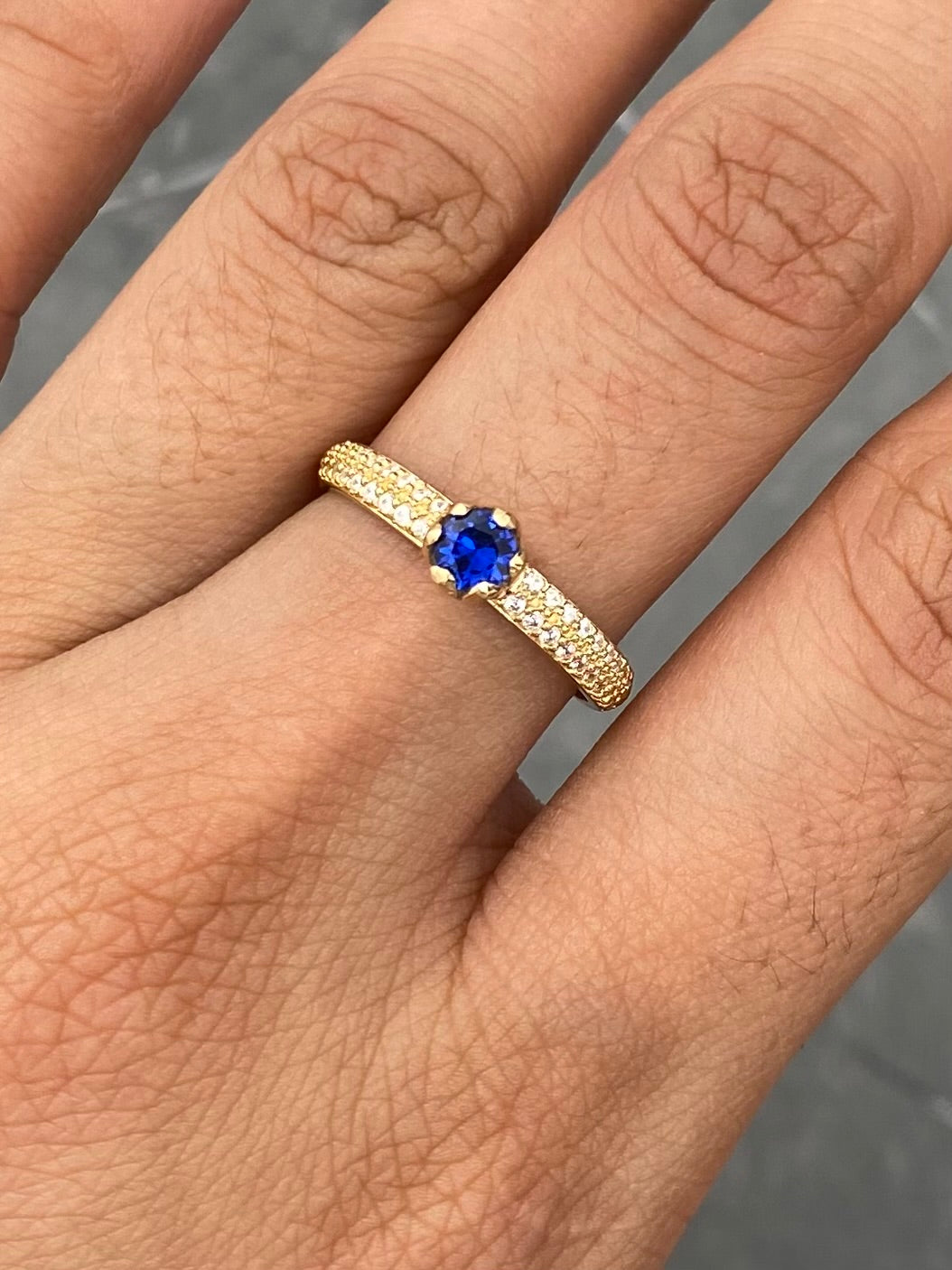 Solitario con Swarovski Azul y Blanco 1.7gr / Talla 6 3/4 — Oro Amarillo