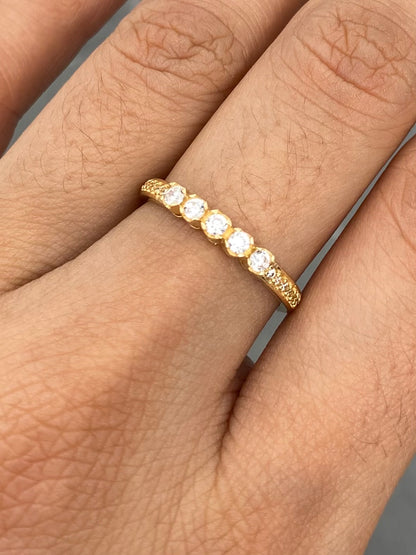 Anillo con Swarovski Blanco 1.95gr / Talla 5 3/4 — Oro Amarillo