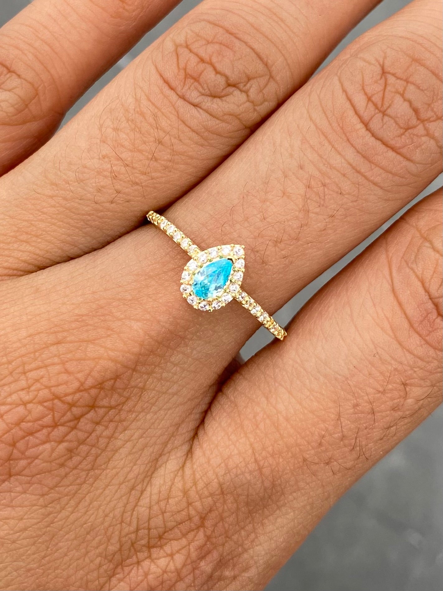 Anillo Gota con Swarovski Azul y Blanco 1.4gr / Talla 7 1/2 — Oro Amarillo