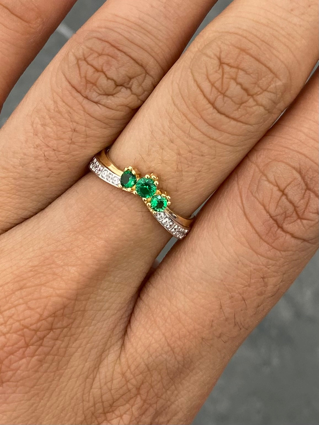 Anillo con Swarovski Verde y Blanco 2.25gr / Talla 5 — Oro Amarillo