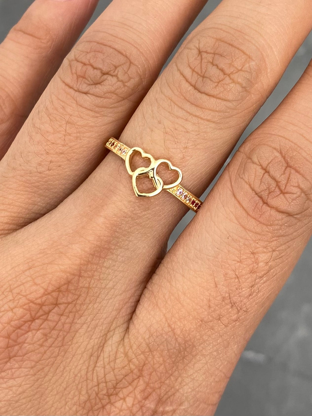 Anillo Corazones con Swarovski Fucsia y Blanco 2.1gr / Talla 6 1/4 — Oro Amarillo