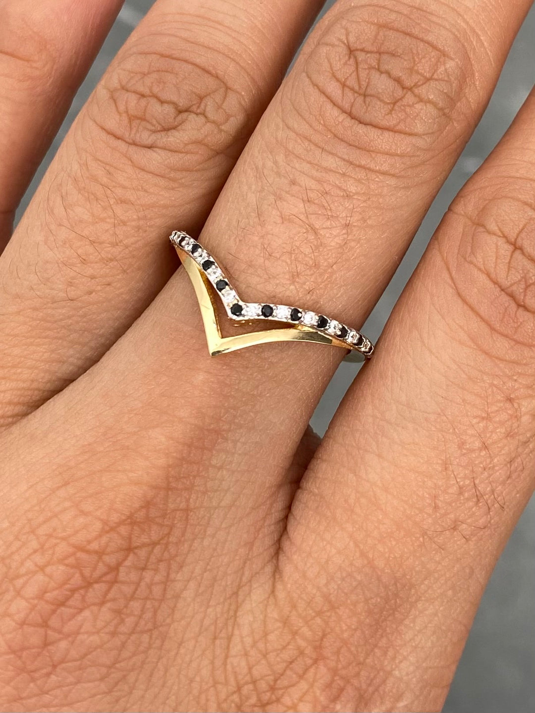 Anillo con Swarovski Negro y Blanco 2.2gr / Talla 5 3/4 — Oro Amarillo