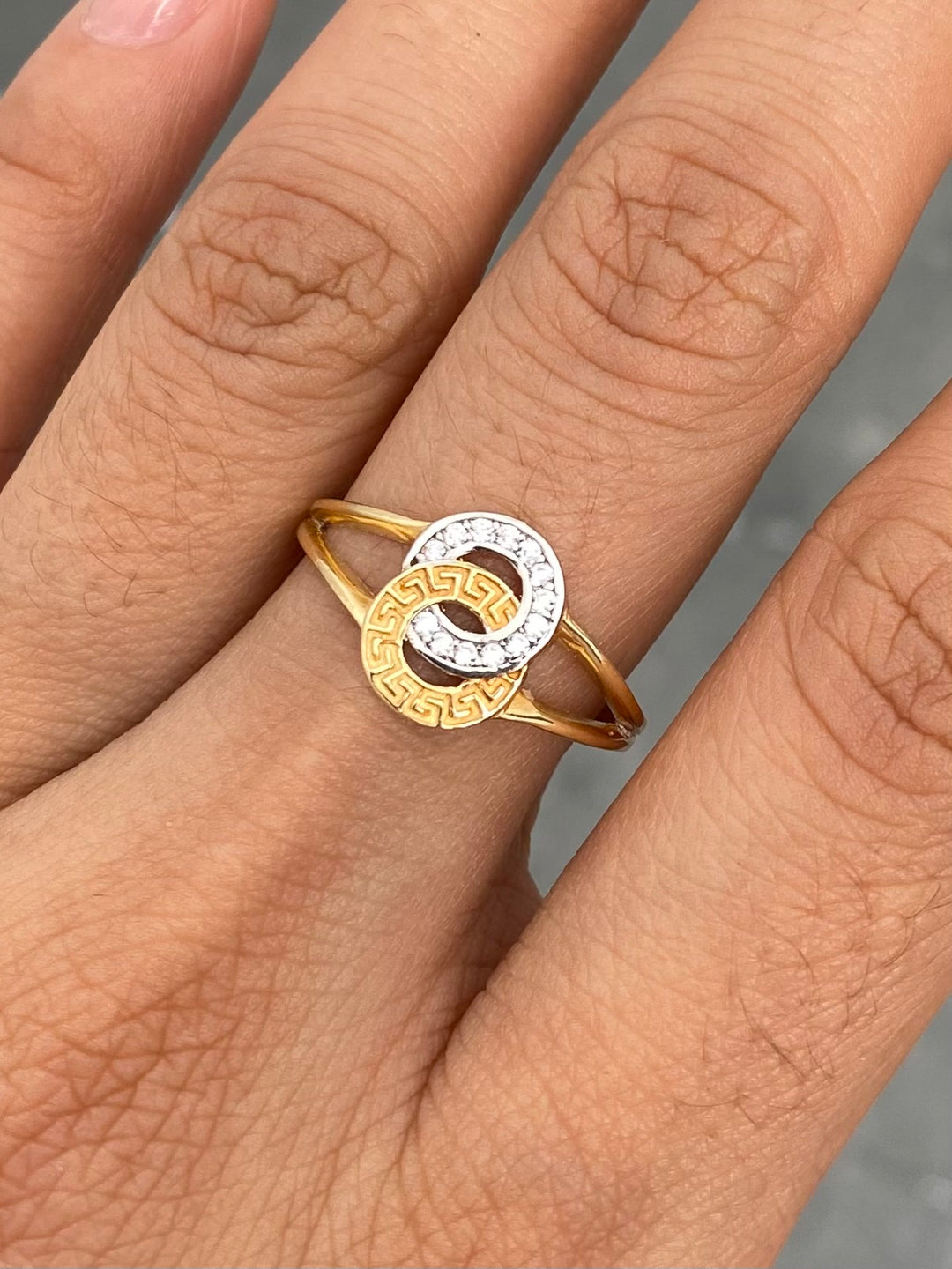 Anillo con Swarovski Blanco 1.9gr / Talla 7 1/2 — Oro Amarillo
