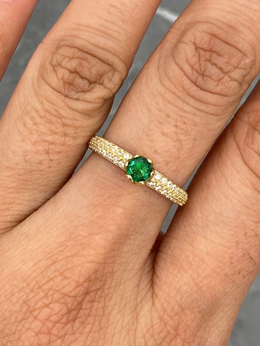 Solitario con Swarovski Verde y Blanco 1.65gr / Talla 6 — Oro Amarillo