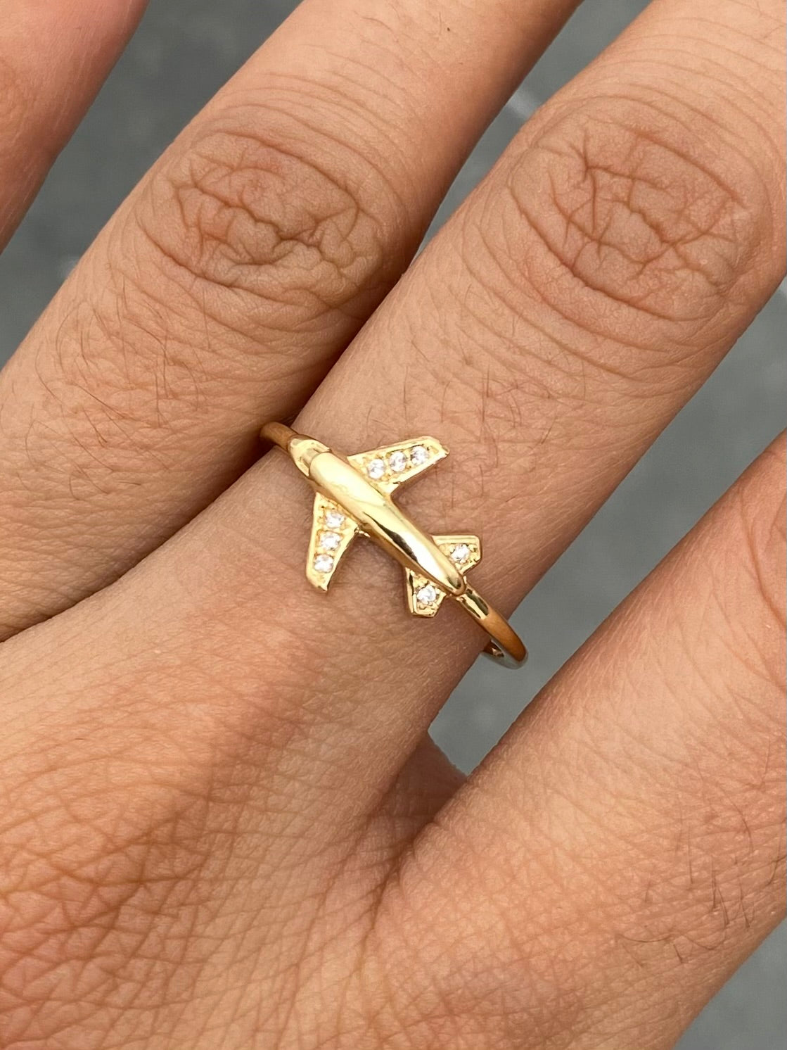 Anillo Avion con Swarovski Blanco 1.75gr / Talla 7 — Oro Amarillo