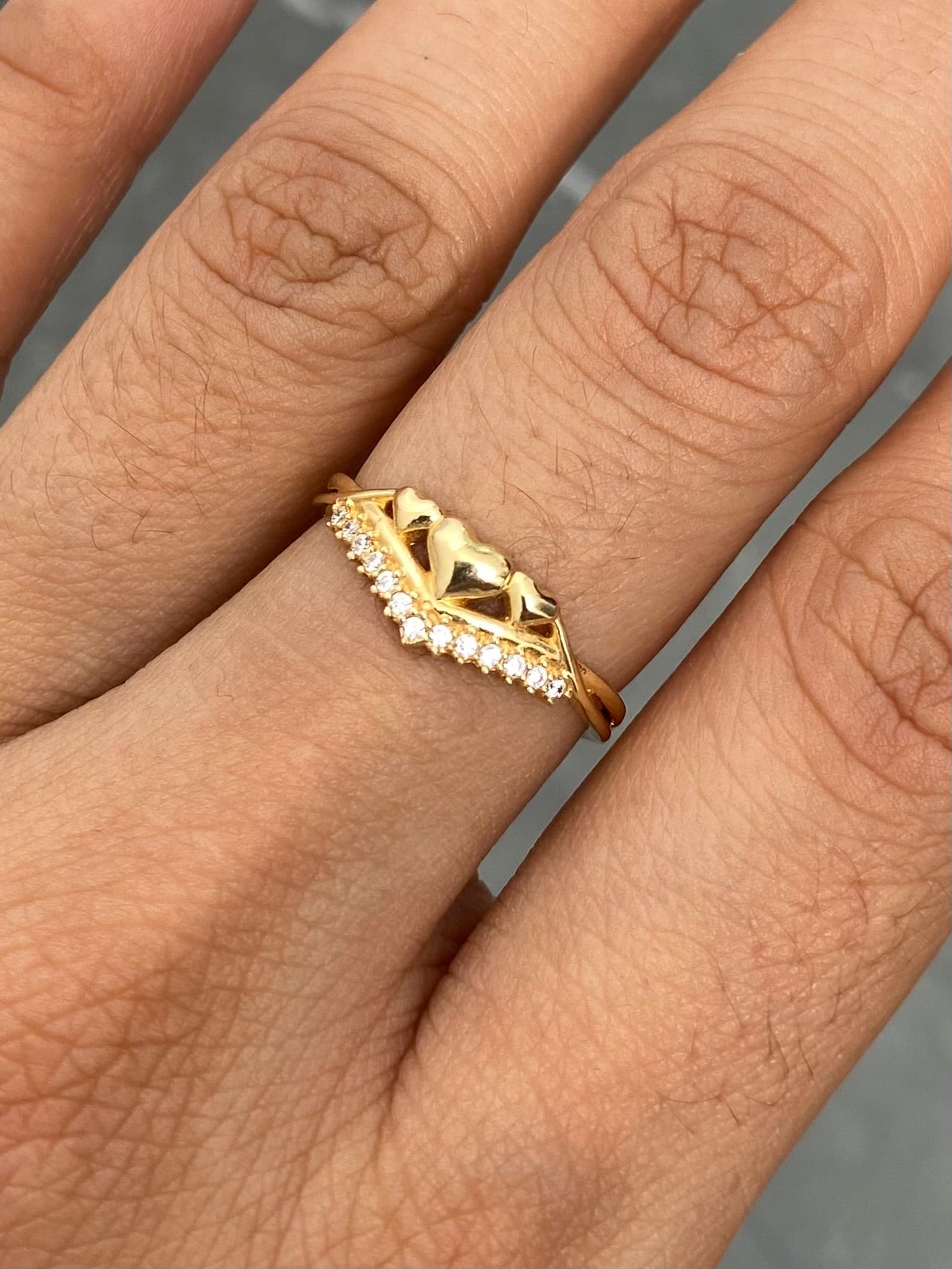 Anillo Corazones con Swarovski Blanco 1.6gr / Talla 5 3/4 — Oro Amarillo