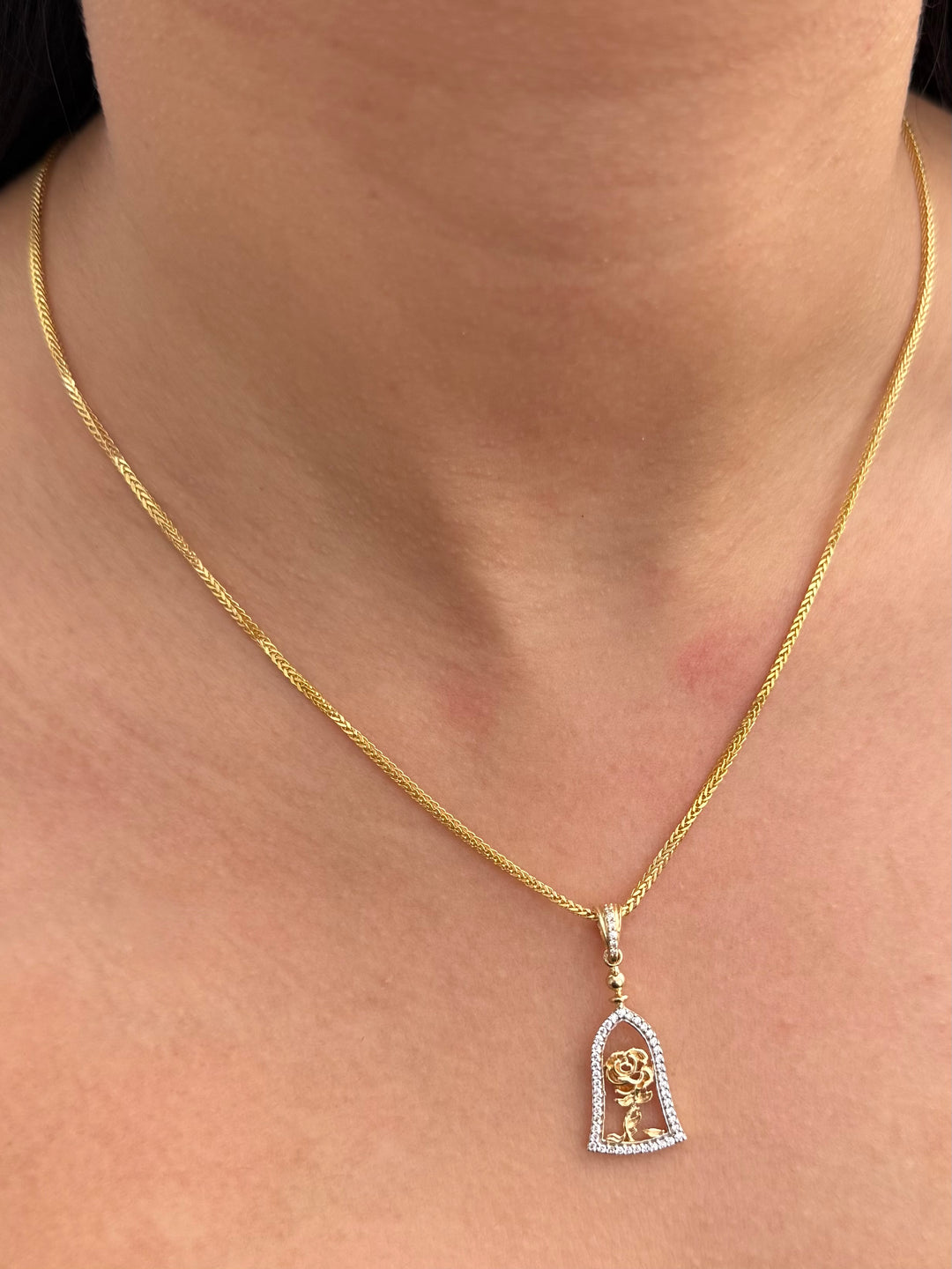 Dije Rosa con Swarovski Blanco 2.4gr / 3.3cm / 13mm — Oro Amarillo