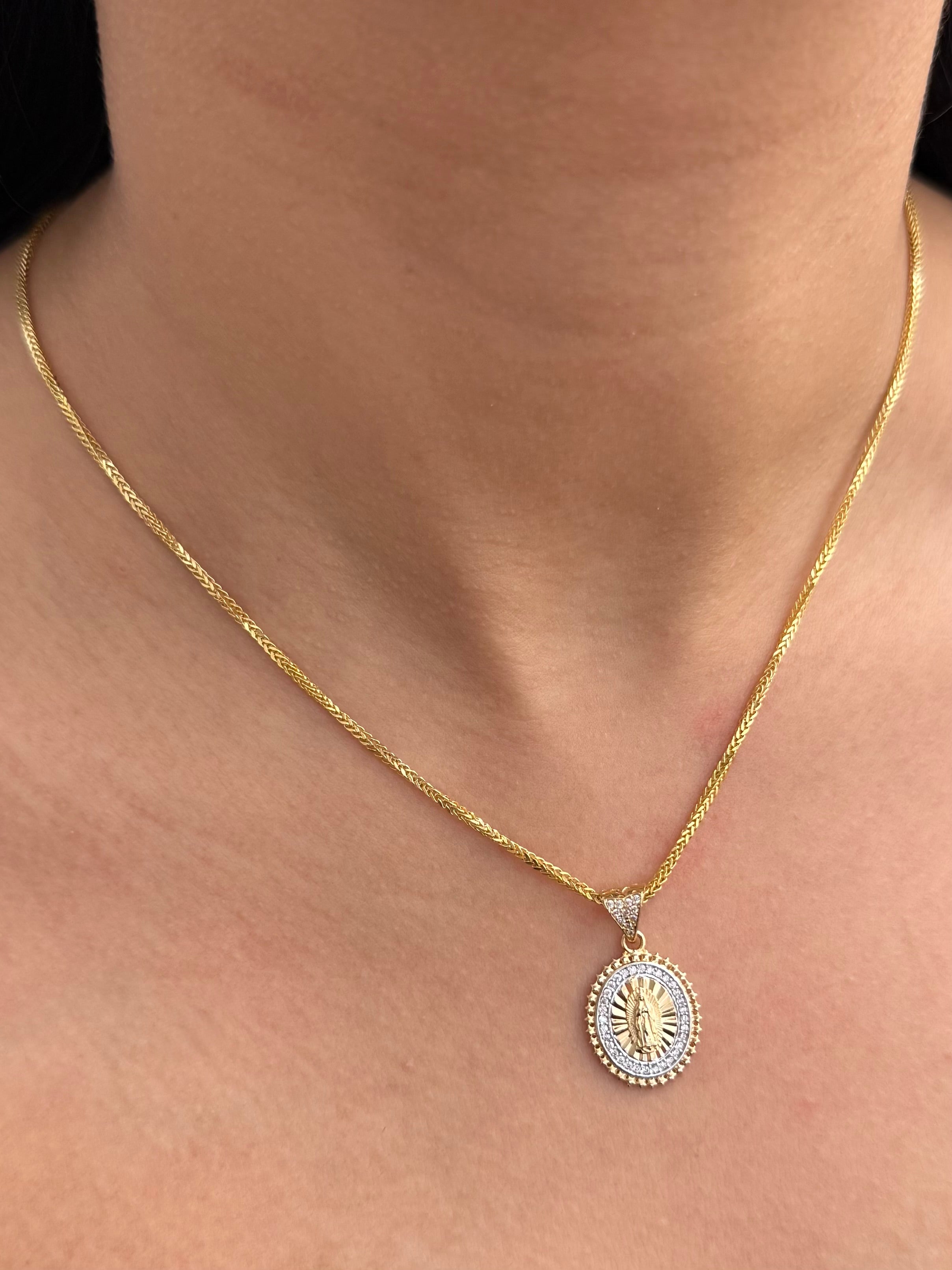 Dije Virgen de Guadalupe con Swarovski Blanco 3.3gr / 2.6cm / 15.7mm — Oro Amarillo