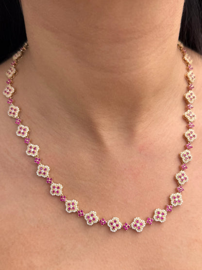 Cadena Lucky Clover con Swarovski Fucsia y Blanco 40.8gr / 50cm / 10mm — Oro Amarillo