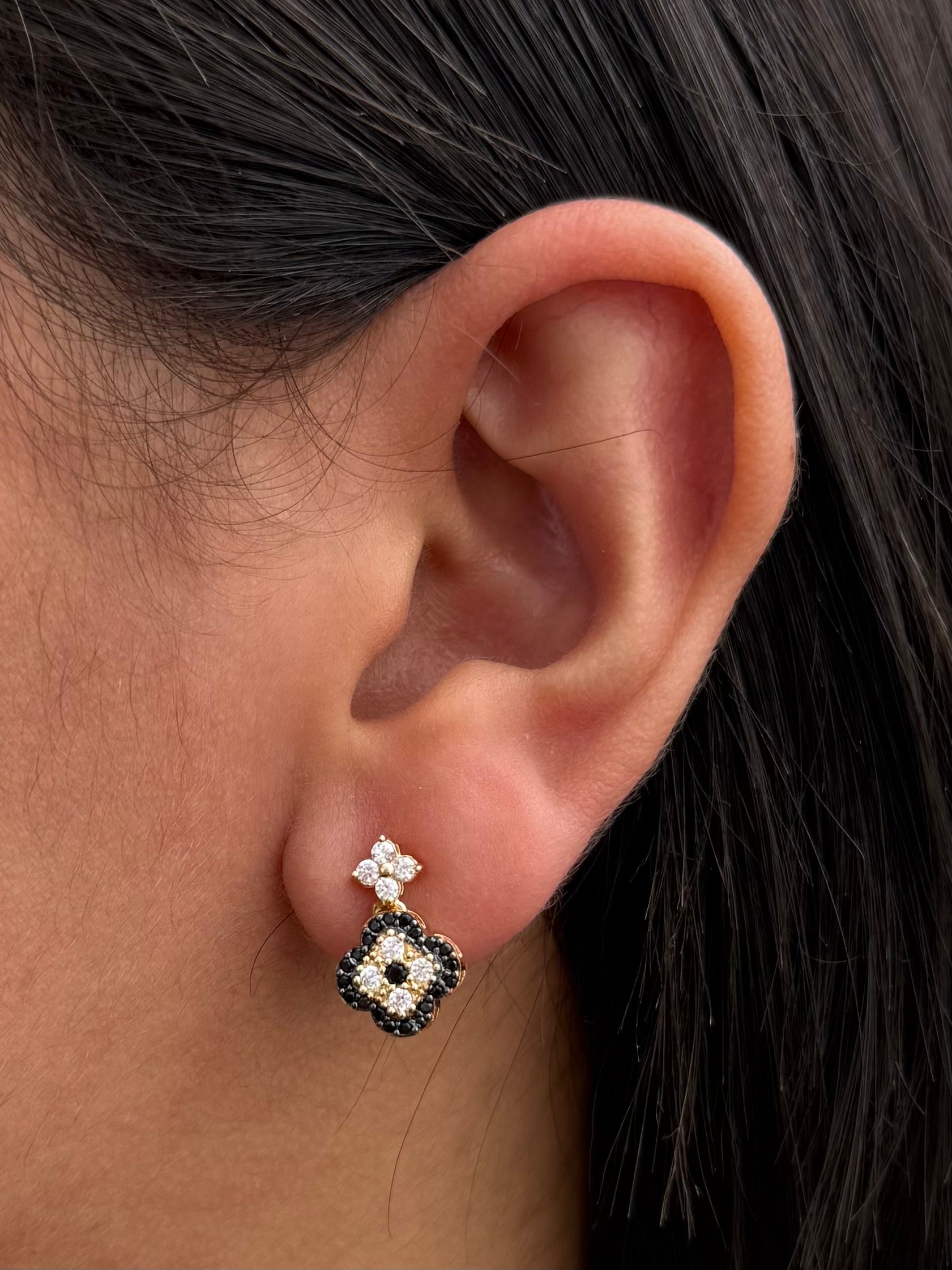 Topos Lucky Clover con Swarovski Blanco y Negro 3.05gr / 1.5cm / 10mm — Oro Amarillo