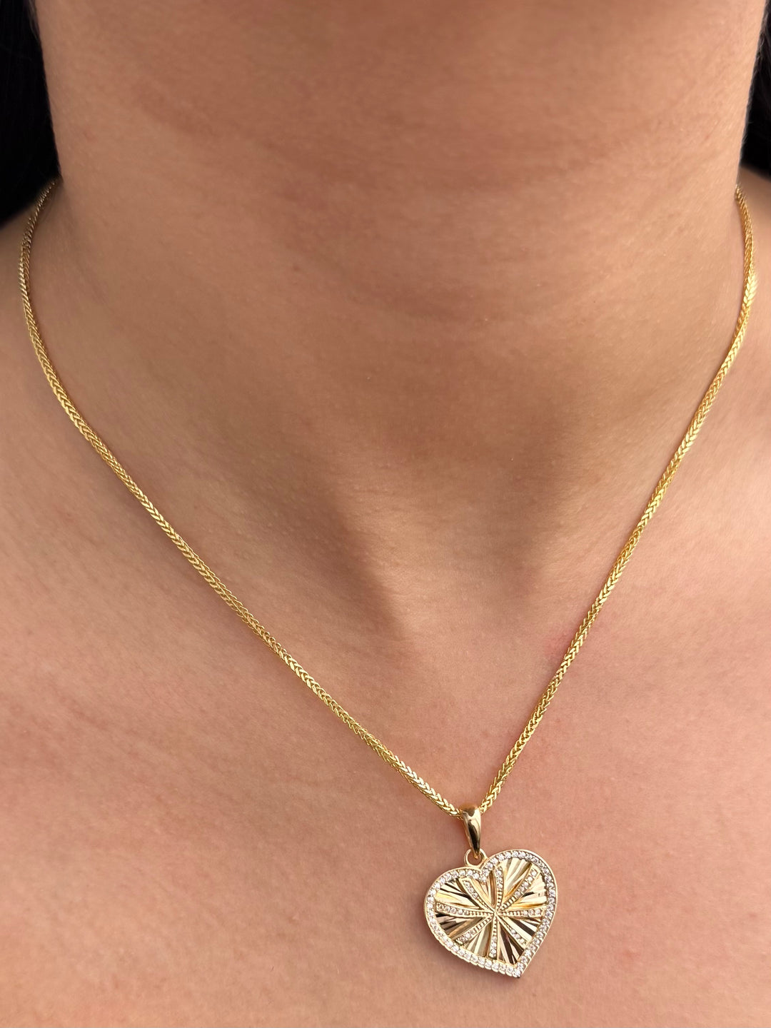 Dije Corazon con Swarovski Blanco 4gr / 2.9cm / 21mm — Oro Amarillo