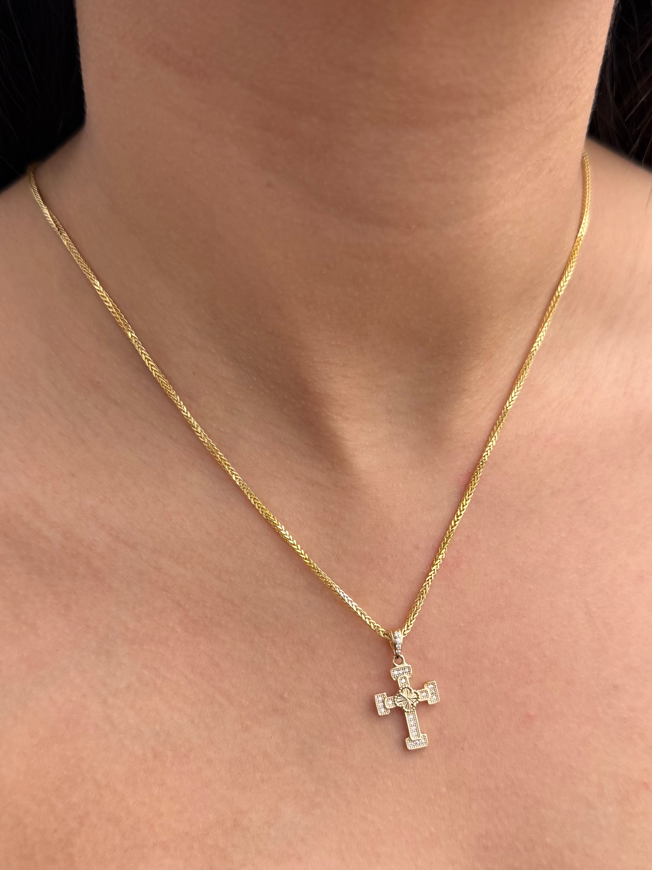 Dije Cruz Lucky Clover 1.6gr / 2.5cm / 13mm — Oro Amarillo