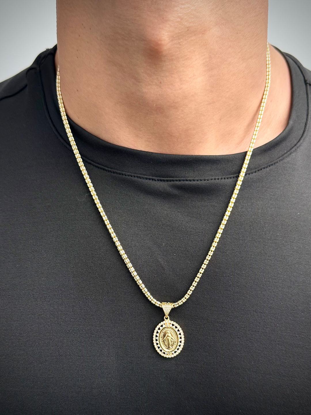 Dije Virgen Milagrosa con Swarovski 3.95gr / 3.3cm / 18mm — Oro Amarillo