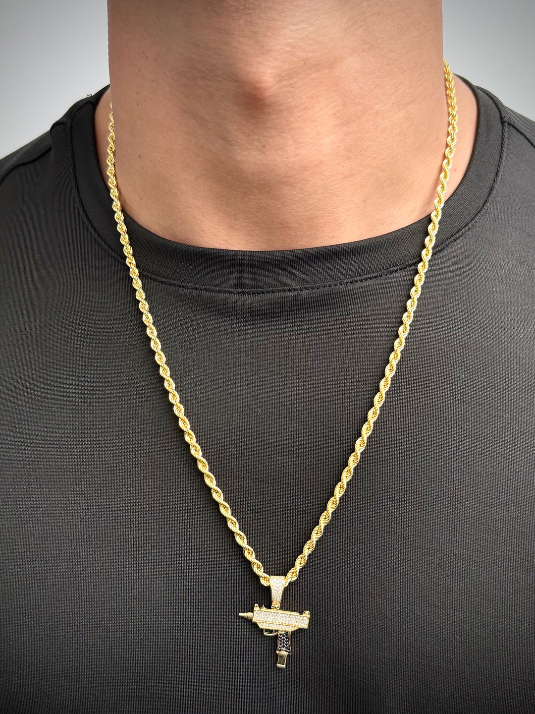 Dije Mini-Uzi con Swarovski Negro y Blanco 3.7gr / 3.3cm / 25.7mm — Oro Amarillo