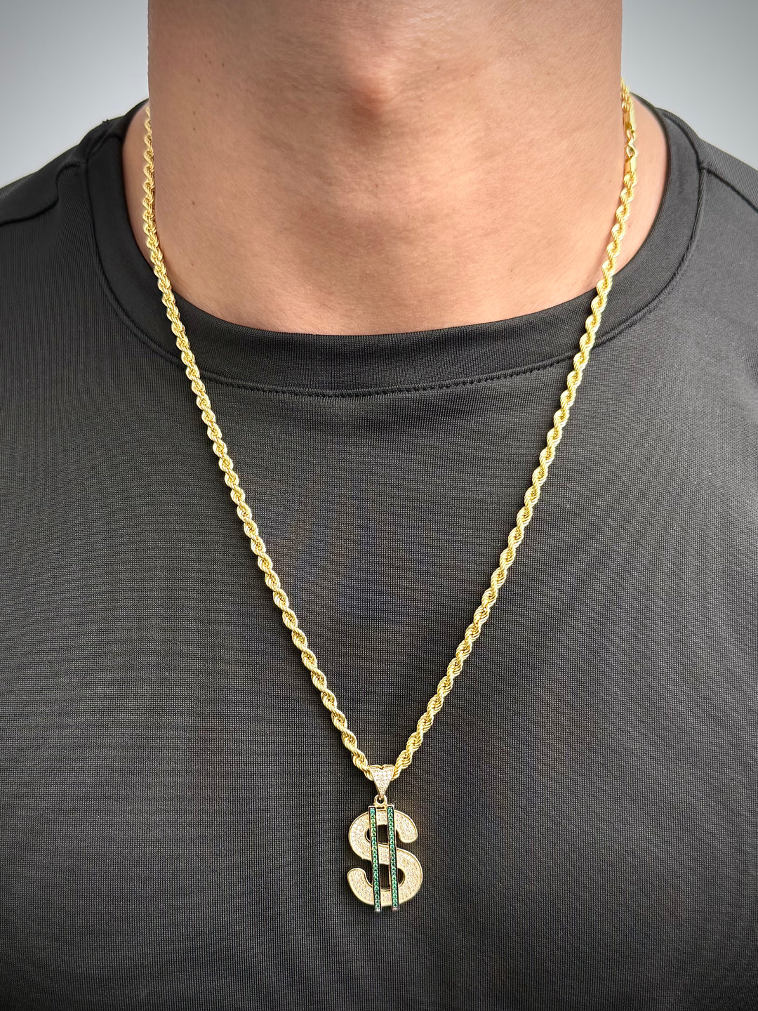 Dije Signo Peso con Swarovski Verde y Blanco 6.9gr / 3.8cm / 20mm — Oro Amarillo