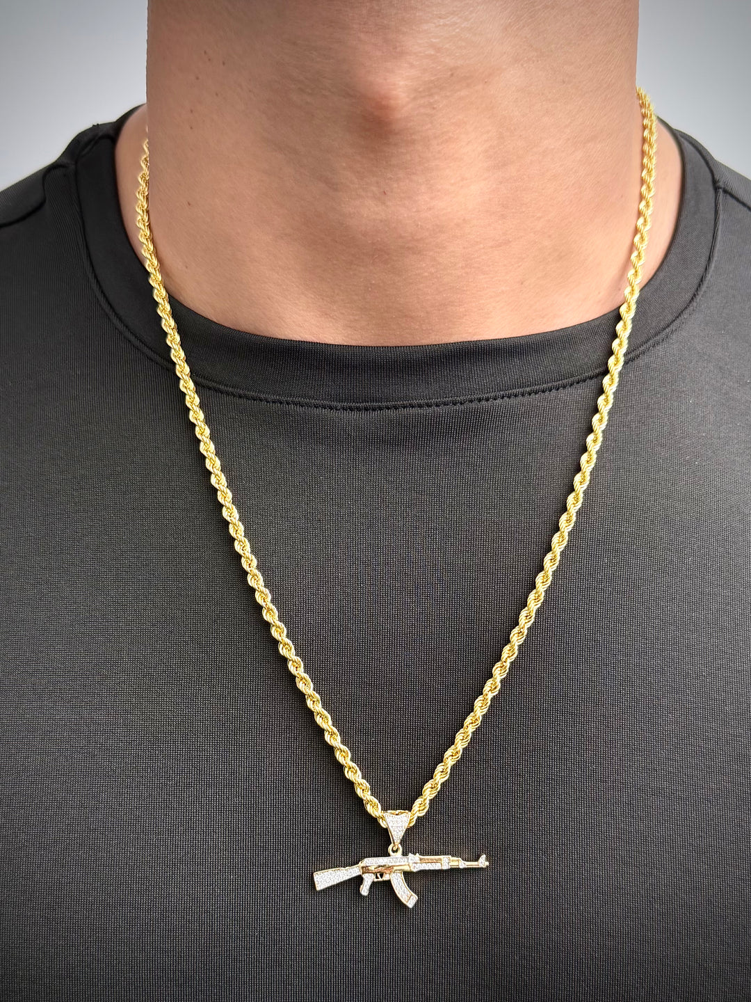 Dije Ak 47 con Swarovski Blanco 3.55gr / 2.3cm / 43.2mm — Oro Amarillo