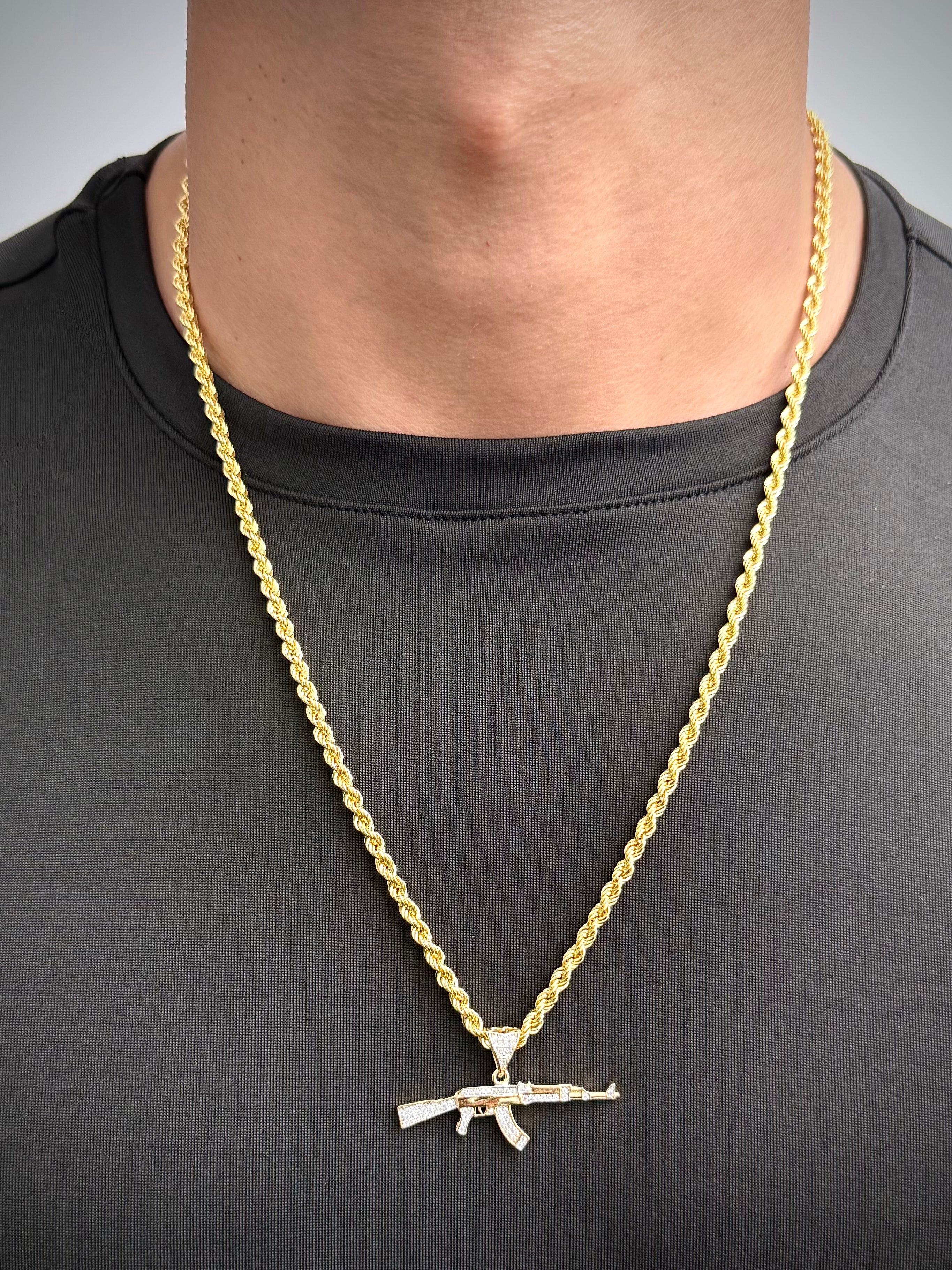 Dije Ak 47 con Swarovski Blanco 3.55gr / 2.3cm / 43.2mm — Oro Amarillo
