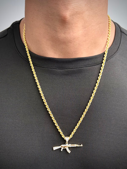 Dije Ak 47 con Swarovski Blanco 3.55gr / 2.3cm / 43.2mm — Oro Amarillo