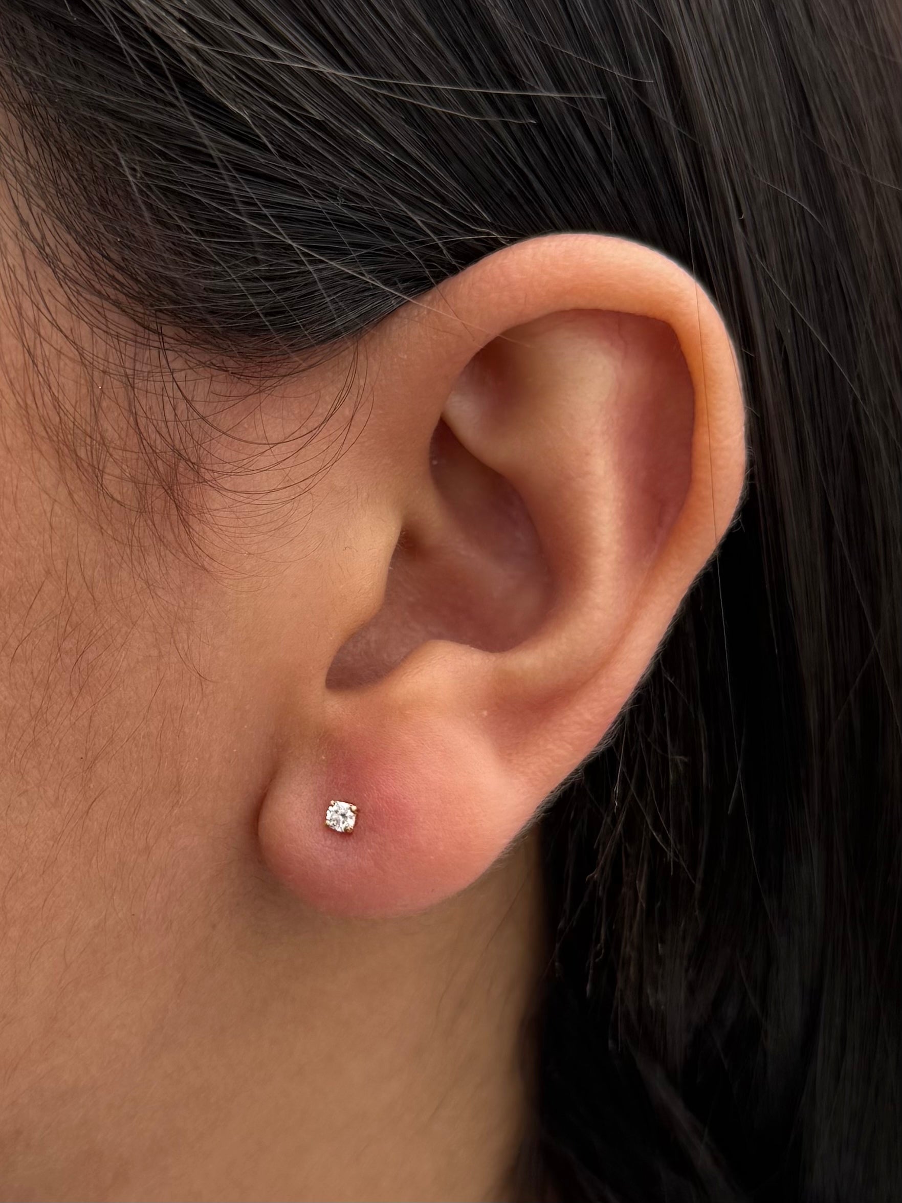 Topos con 12pts de Diamante 0.4gr / 0.2cm / 2.6mm — Oro Amarillo