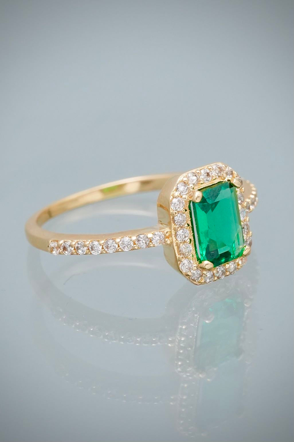 Solitario con Swarovski Verde y Blanco 2.75gr / Talla 7 1/2 — Oro Amarillo
