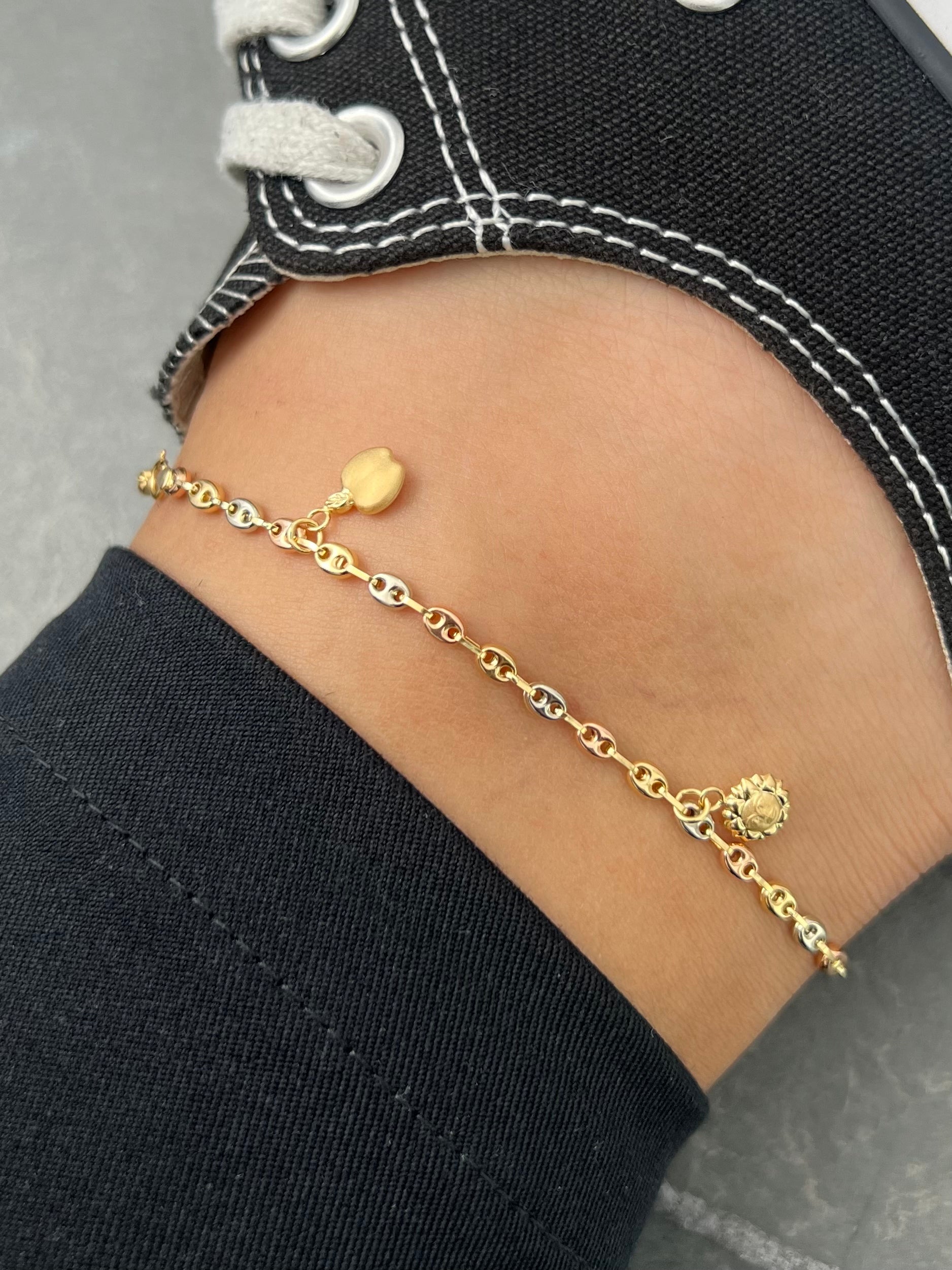 Tobillera gc con dijes 3.65gr / Largo 23.5cm / Tres Oros Nac M