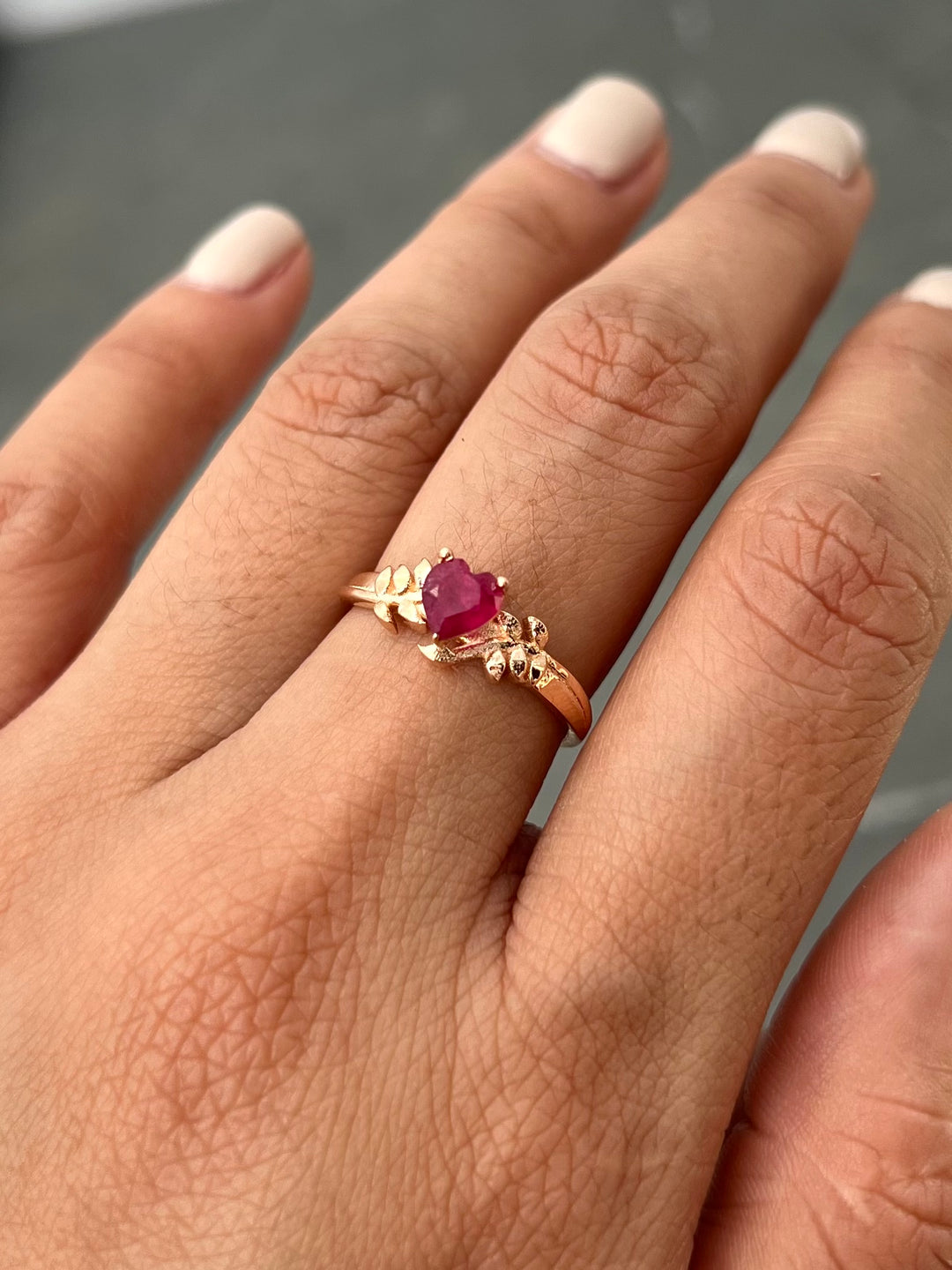 Solitario corazon con 60pts de rubie 2.6gr / Talla 6 — Oro Rosado