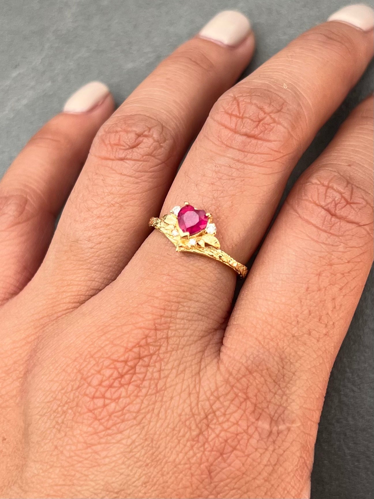 Solitario corazon con 65pts de rubie y 5pts de diamantes 2.6gr / TALLA 5 / Oro Amarillo (Joya) B