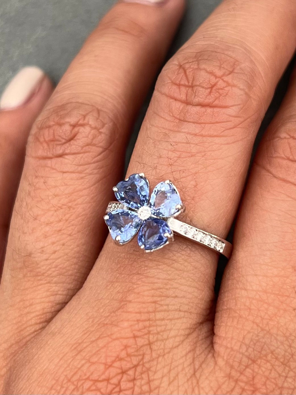 Solitario flor 190pts de zafiro y 11pts de diamantes 4gr / TALLA 6 / Oro Blanco (Joya) B