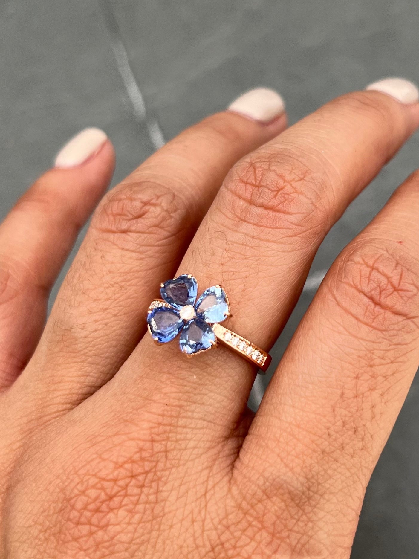 Solitario flor con 202pts de zafiro y 11pts de diamantes 4.2gr / TALLA 5 3/4 / Oro Rosado (Joya) M