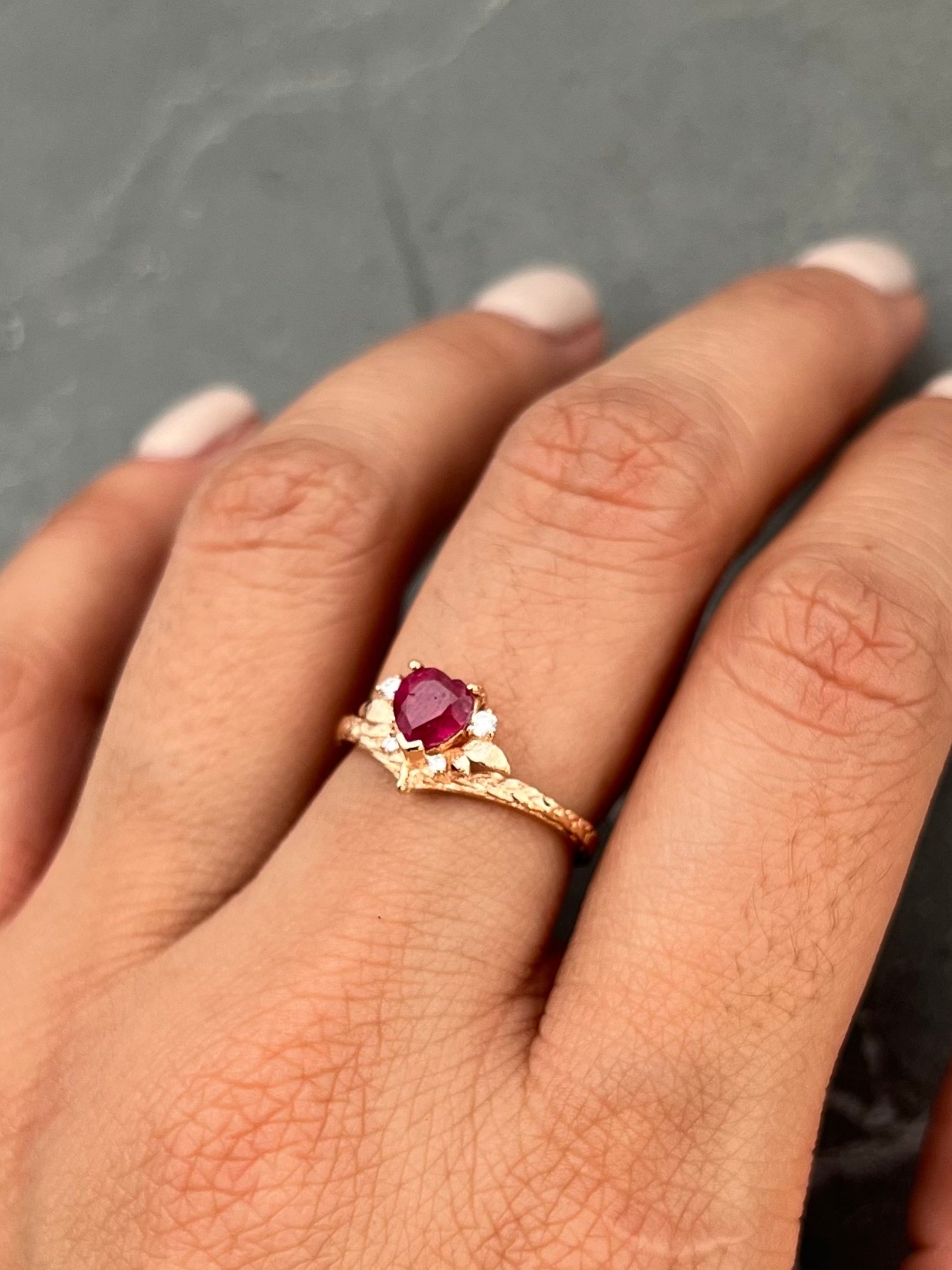 Solitario corazon con 78pts de rubie y 5pts de diamantes 2.4gr / TALLA 5 / Oro Rosado (Joya) M