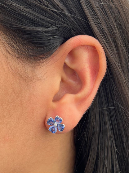 Topos flor con 351pts de zafiro y 2pts de diamantes 3.4gr / Largo 1.1cm / Oro Blanco (Joya) B