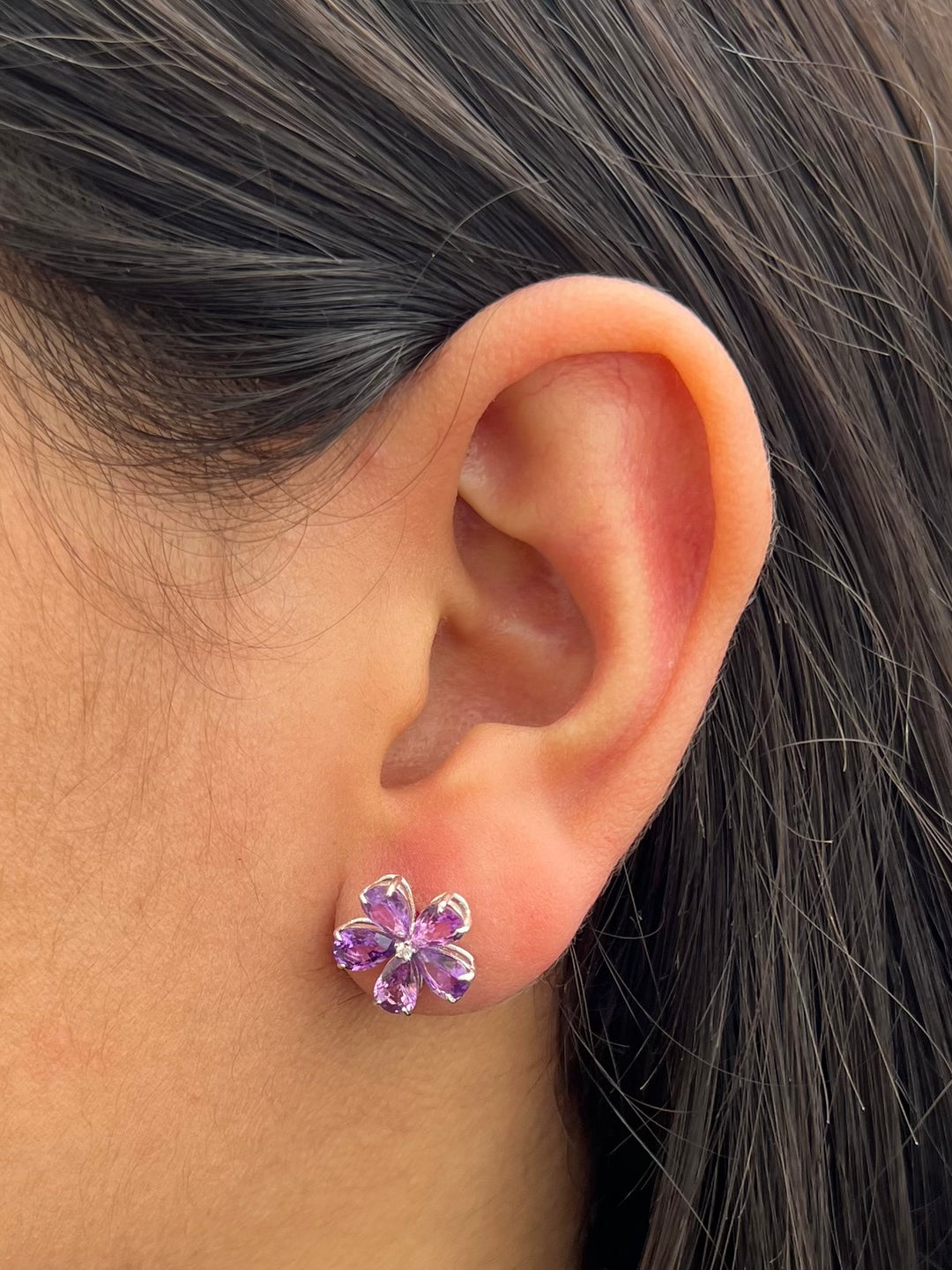 Topos flor con 399pts de zafiro y 3pts de diamantes 3.5gr / Largo 1.2cm — Oro Blanco