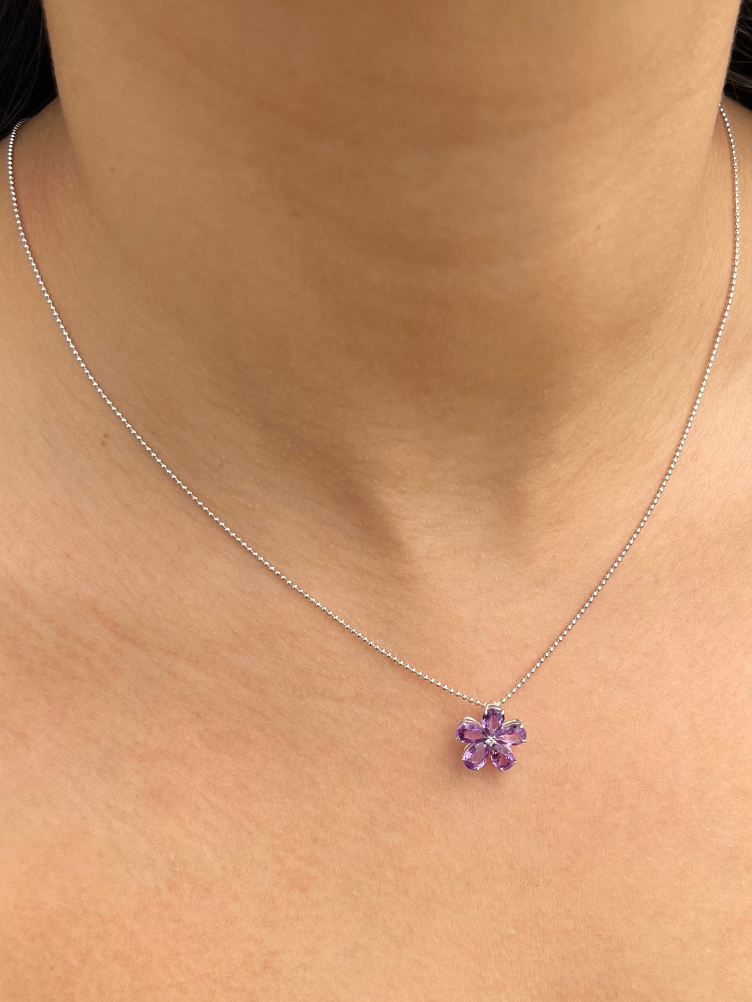 Dije flor con 239pts de zafiro y 1pto de diamante 1.5gr / Largo 1.2cm — Oro Blanco