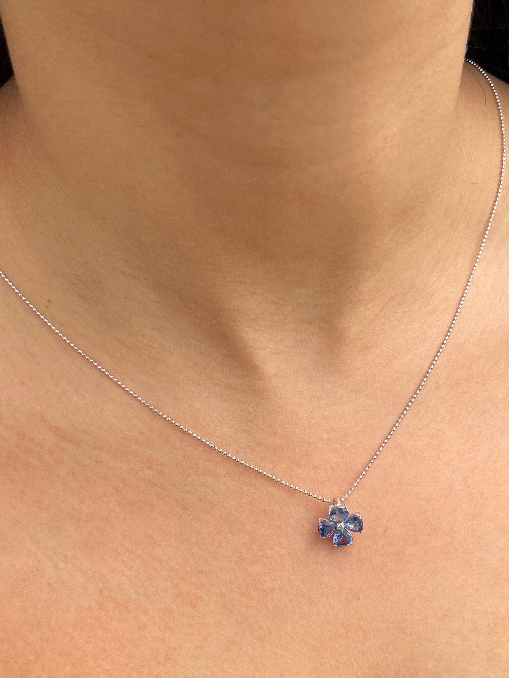 Dije flor con 202pts de zafiro y 1pto de diamante 1.5gr / Largo 1.1cm / Oro Blanco (Joya) B