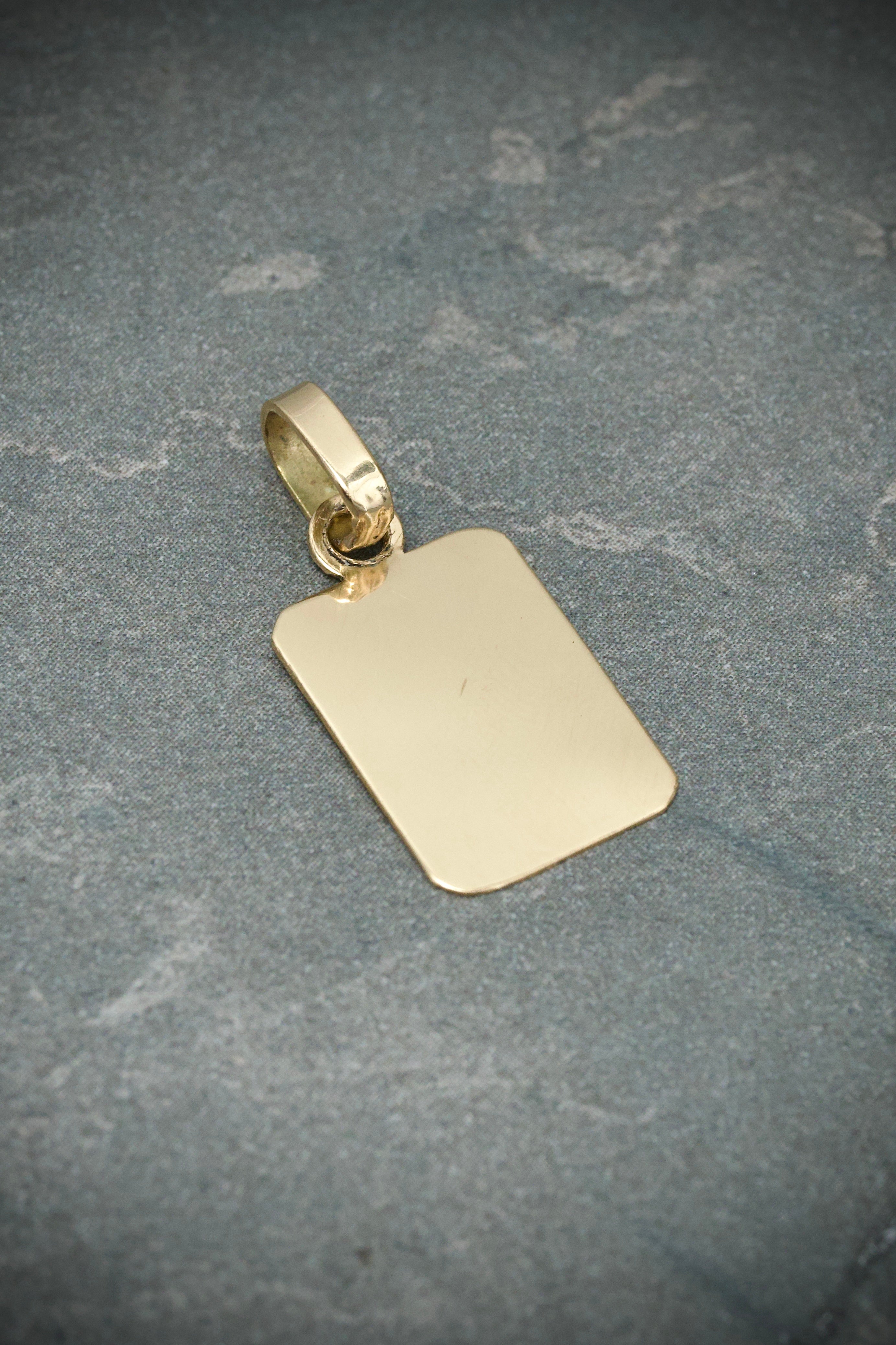 Dije placa lisa 0.85gr / Largo 2.1cm / Oro Amarillo Nac M