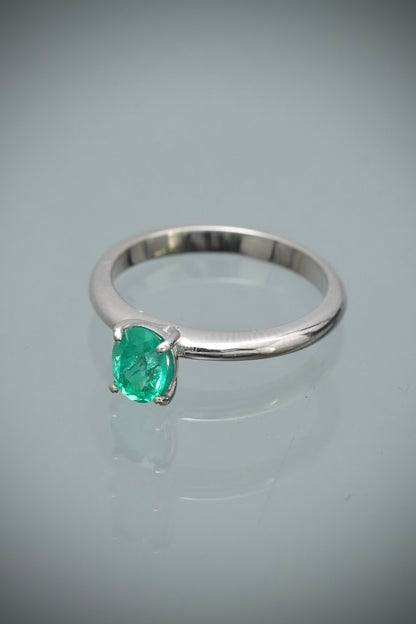 Solitario con 48pts de esmeralda 2.7gr / TALLA 5 / Oro Blanco (Joya) M